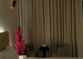 استديو بأثاث مريح وبسيط 