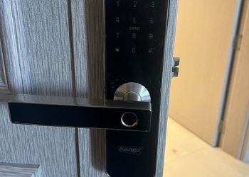 شقة بتصميم أنيق وصالة مريحة 