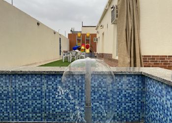 شاليه بمسطح اخضر وجلسة خارجية 