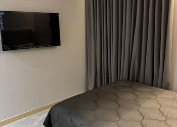 استديو بسرير ماستر وأثاث مريح 
