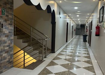 غرفة بأثاث مريح وبسيط