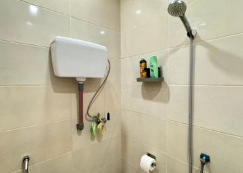 غرفة بسرير مريح وأثاث بسيط