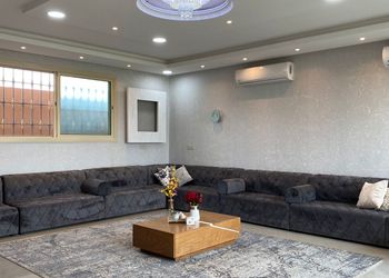 استراحة بصالة مطلة على الخارج 