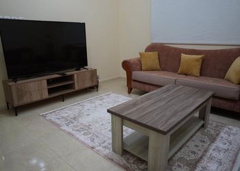 شقة بغرفتين نوم وصالة 