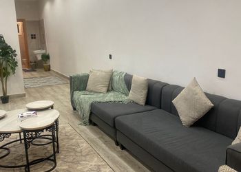 شقة بغرفة معيشة وغرفتين نوم 