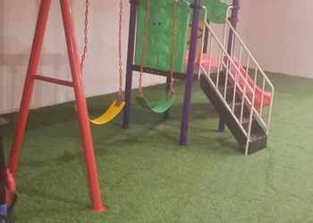 شاليه بألعاب أطفال ومجلس