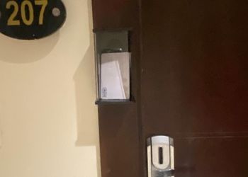 استديو بأثاث مريح وبسيط