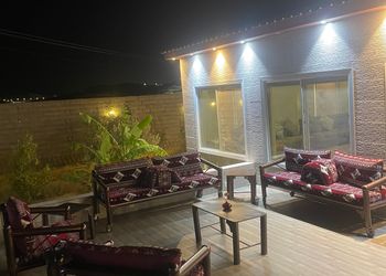 استراحة بصالة جلوس وجلسة خارجية