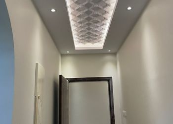 شقة بغرفة معيشة وثلاث غرف نوم 