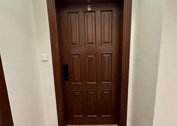شقة بصالة أنيقة ودخول ذاتي 