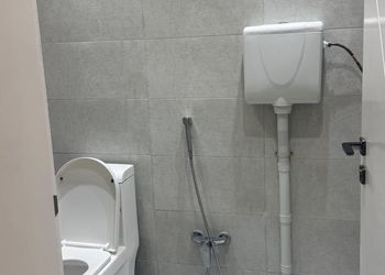 شقة بغرفة معيشة وغرفة نوم 
