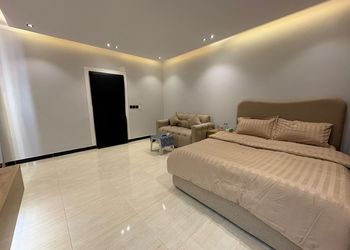 استديو بأثاث مريح وبسيط 