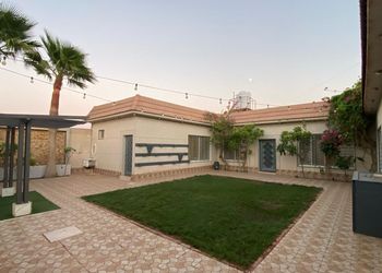 شالية بمجلس مطل على المسبح 