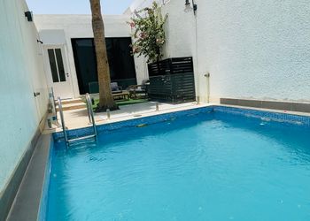 شاليه بمسطح اخضر وجلسة خارجية