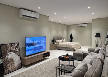 استديو بأثاث مريح وبسيط