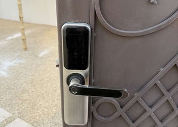 شقة بغرفة معيشة وغرفتين نوم 
