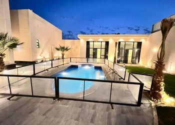 شاليه بمسطح اخضر وجلسة خارجية 