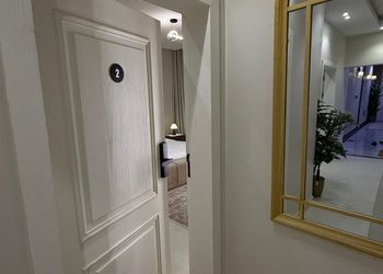 استديو بأثاث مريح وبسيط 
