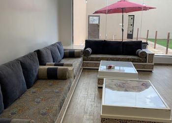 شاليه بجلسة تطل على مسبح خارجي 