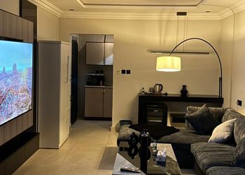 استديو بسرير مريح وتصميم هادئ 