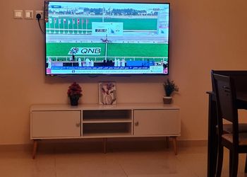 شقة بصالة وغرفة نوم بأثاث مريح 