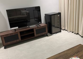 استديو بأثاث مريح وبسيط 