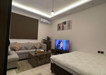 استديو بتصميم أنيق ودخول ذاتي