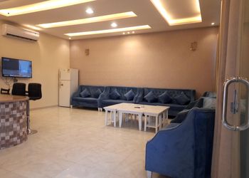 شاليه بمسطح اخضر وجلسة خارجية 