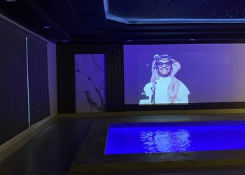 شالية بصالة مطلة على المسبح 