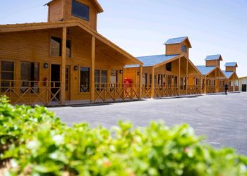 كوخ بمرافق خارجية مشتركة 