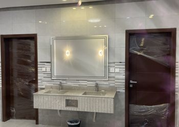 شاليه بجلسة تطل على مسبح خارجي 