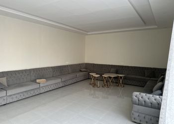 شاليه بمسطح اخضر وجلسة 