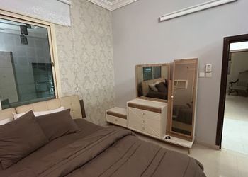 استراحة بصالة وملعب كرة قدم