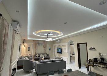 شاليه بجلسة خارجية ومسطح اخضر