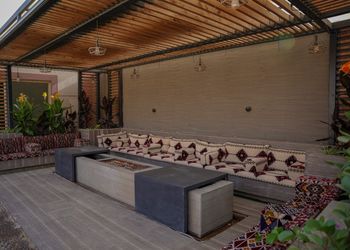 شاليه بمسطح اخضر ومسبح 