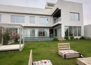 شاليه بجلسة تطل على مسبح خارجي 