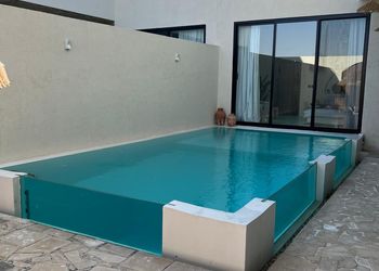 شاليه بجلسة تطل على مسبح خارجي 