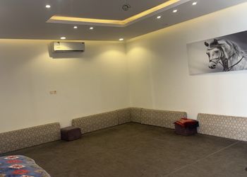 شاليه بجلسة خارجية ومسطح اخضر