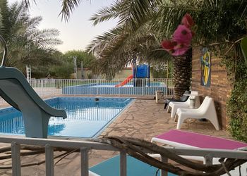 استراحة بمسبح وجلسة خارجية 