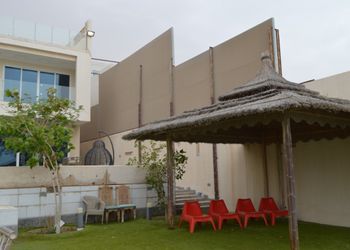 شاليه بجلسة مطلة على البحر 