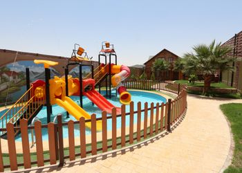 كوخ ريفي بمسطح اخضر وجلسة خارجية