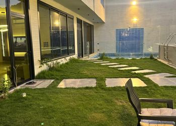 شاليه بمسطح اخضر وجلسة خارجية 