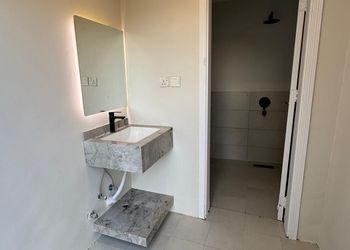 شاليه بمسطح اخضر ومسبح 