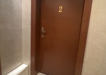 شقة بغرفة نوم وصالة مريحة 