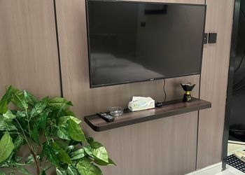 استديو بأثاث بسيط ومريح 