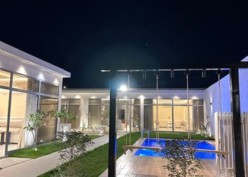 شاليه بجلسة تطل على مسبح خارجي 