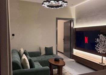 استديو بأثاث مريح وبسيط 