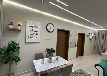 شقة بتصميم فاخر وصالة أنيقة