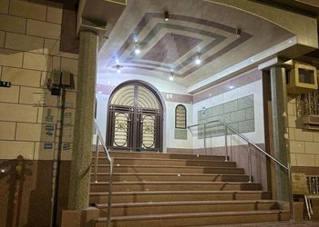 غرفة بأثاث مريح وبسيط 