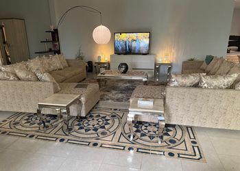 شاليه بمسطح اخضر ومسبح 